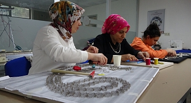 Depremin izlerini el birliğiyle silmeye çalışıyorlar