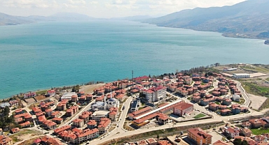 Depremin merkez üssünde manzarasıyla mest ediyor