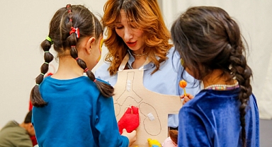 Depremzede çocukları kalplerine dokundular