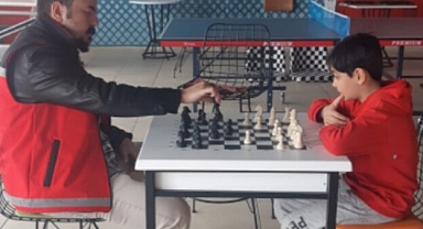 Depremzede çocukların yüzü gülüyor