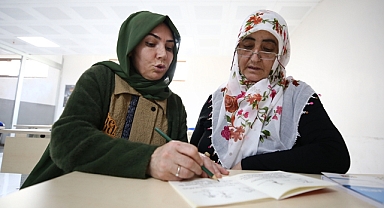 Depremzede kadın okuma yazmayı barındığı KYK yurdunda öğrendi