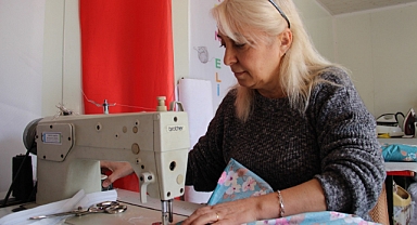 Depremzede terzi, depremzedelere ücretsiz hizmet veriyor