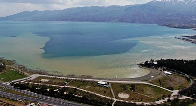 Doğu'nun gizli denizinin kıyısı renk değiştirdi