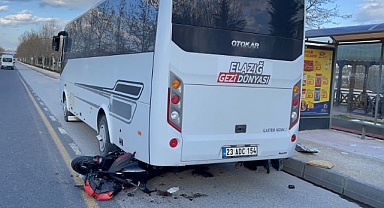 Midibüse arkadan çarpan motosikletteki 2 kişi ağır yaralandı