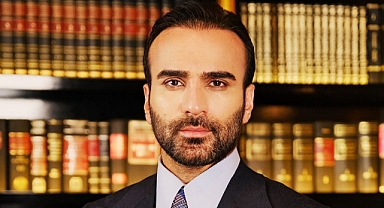 Elini taşın altına koydu