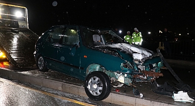 Erzurum'da aydınlatma direğine çarpan otomobil alev aldı: 1 yaralı