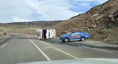 Erzurum'da virajı alamayan tır devrildi