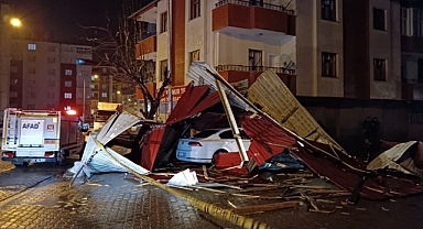 Fırtınada uçan çatı parçaları ağır hasar oluşturdu!