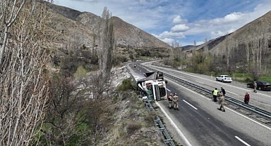 Erzurum'da freni boşalan tır yan devrildi