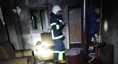 Geceyi alevler aydınlattı Bir ev kül oldu