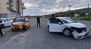 İki araç kafa kafaya çarpıştı
