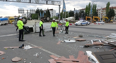 İki kamyonet çarpıştı, ortalık savaş alanına döndü