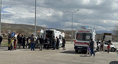 İki otomobil birbirine girdi: yaralılar var