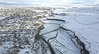 İlkbaharda karla kaplandı
