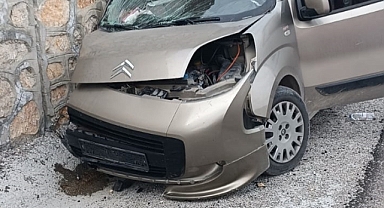 İstinat duvarına çarpan araçtaki 3 kişi yaralandı