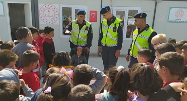 Jandarmadan depremzede çocuklara trafik eğitimi