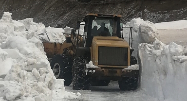 Kar kalınlığı 5 metreyi bulmuştu.. O yol ulaşıma açıldı