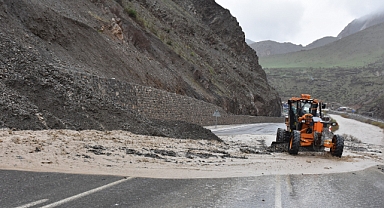 Kara yolu heyelan ve toprak kaymaları nedeniyle kapandı
