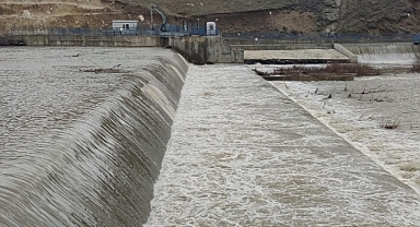 Karasu Nehri coştu