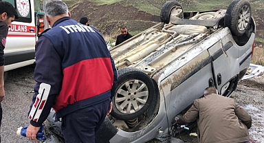 Karayolunda takla atan araçtaki 6 kişi yaralandı