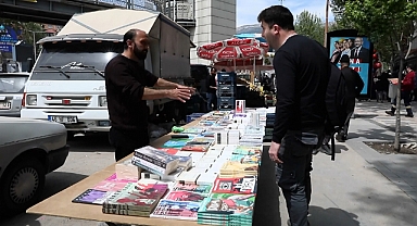 Kurtarabildiği kitapları tezgahta satıyor