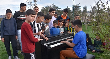 'Kusursuz kulak' Bager depremzede çocuklar için çaldı