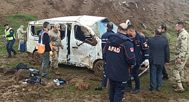 Minibüs şarampole yuvarlandı:Yaralılar var