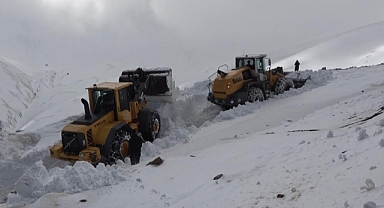 Nisan ayında 6 metre kar ile mücadele