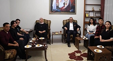 Öğrenciler rektörün evinde