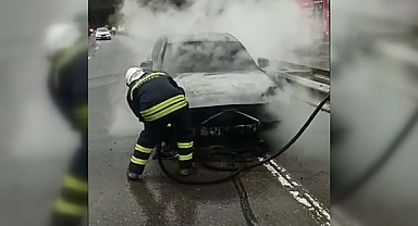 Otomobil Bariyerlere Çarparak Alev Aldı, 4 kişi yaralandı