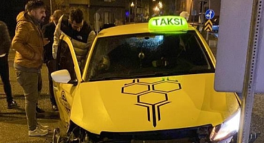 Otomobiller kavşakta kafa kafaya çarpıştı