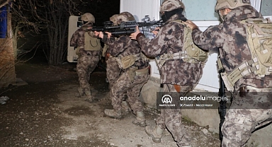 Özel harekat polisleri baskın yaptı 20 düzensiz göçmen yakalandı