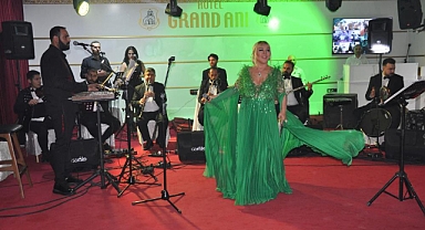 Safiye Soyman türküleriyle coşturdu