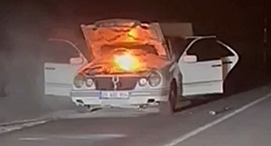 Seyir halindeki otomobil alev alev yandı