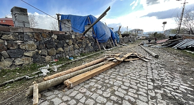 Şiddetli rüzgar çatıları uçurdu