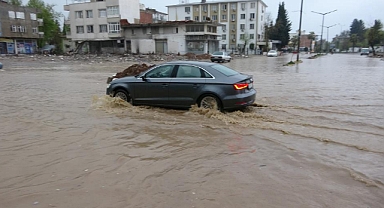 Deprem bölgesini sağanak yağış vurdu