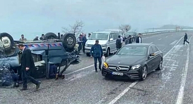 Takla attı, ters döndü! 2 kişi yaralı