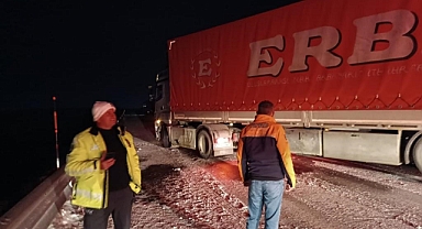 TIRlar yollarda kaldı