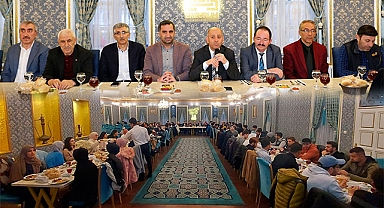 Üniversite öğrencileri iftarda