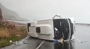 Virajı alamadı, devrildi: 16 yaralı