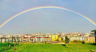 Yağmur sonrası çıkan gökkuşağı mest etti