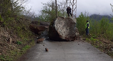 Yamaçtan kopan dev kaya yolu ulaşıma kapattı