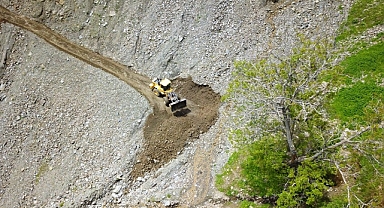 15 köy yolu ve içme suyu hatları selden zarar gördü   