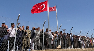 30 yıl aradan sonra gelen sevinç... Kapıya akın ettiler