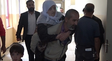 83 yaşındaki annesini sırtında taşıyarak sandığa getirdi