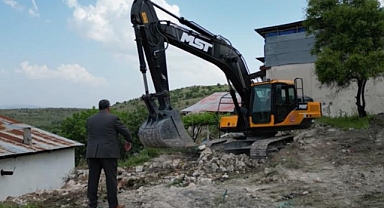 Ağır hasarlı yapıların yıkımı başladı