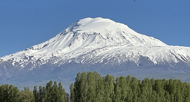 Ağrı Dağı'na kar yağdı