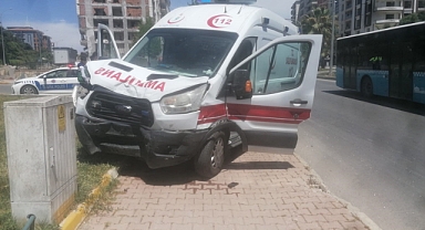 Ambulans ile çarpıştı!