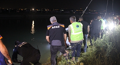 Araç sulama kanalına devrildi: Kayıplar var!