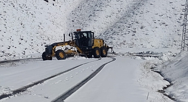 Aşkale'de kar yağışı ulaşımı vurdu